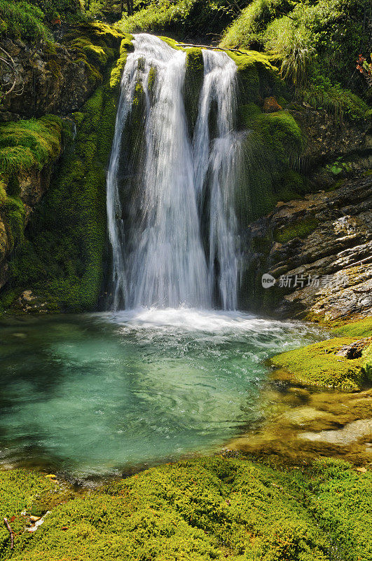 意大利Cascata alpina (Dolomiti - Italy)